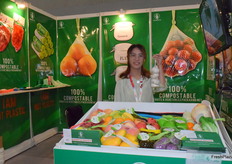 来自IDEALISTS的Lucia. 公司生产用于蔬果的生物基包装材料。Lucia from IDEALISTS. The company produces 100% compostable packaging material.
